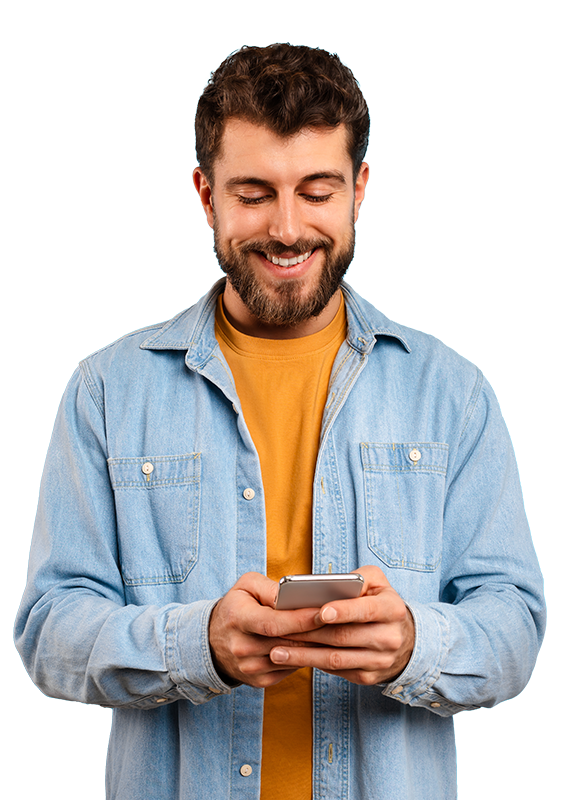 Homme tenant son téléphone dans les mains